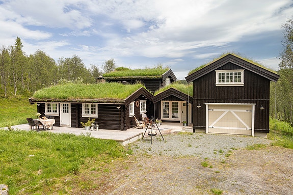 Hytta ligger i et fint felt rett ved Stillhåtjønna hvor det er god avstand mellom hyttene, og skjermet beliggenhet for seg selv. Umiddelbar tilgang til turterreng og skispor. Stor gårdsplass og egen garasje.