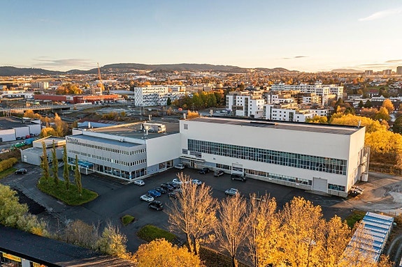 Fasade, lokalene vender mot parkeringsplass