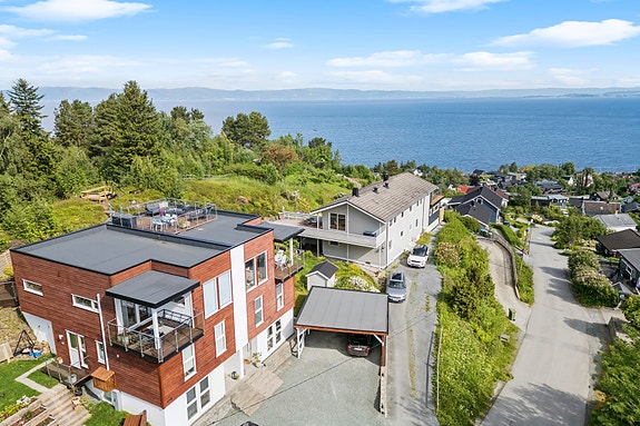 EiendomsMegler 1 ved Stine Nielsen har gleden av å presentere en særdeles flott halvpart med utsikt, moderne standard og gode uteplasser.Foto: EFEKT, (Frode Vigtil.