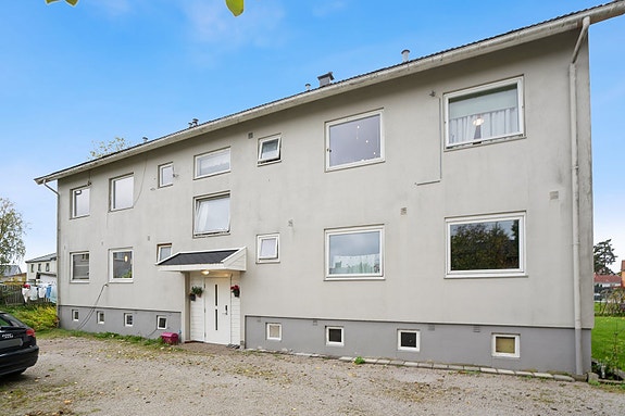 Boligen ligger i et veletablert og barnevennlig boligfelt.