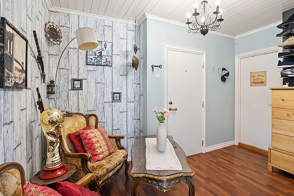 Romslig entré med plass til garderobe.