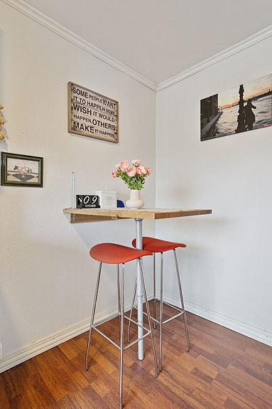 Naturlig plass til spisebord ved vindu.