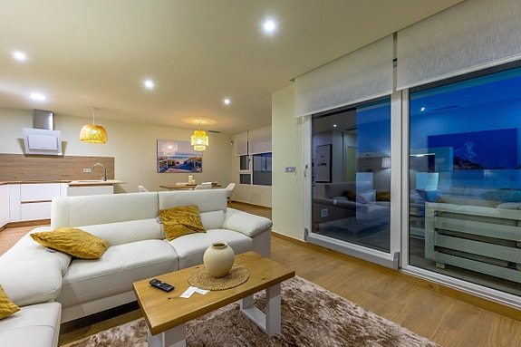 Ny villa med takterrasse - 3 soverom og 3 bad - Stor uteplass med privat basseng