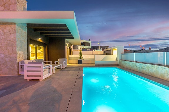 Ny villa med takterrasse - 3 soverom og 3 bad - Stor uteplass med privat basseng