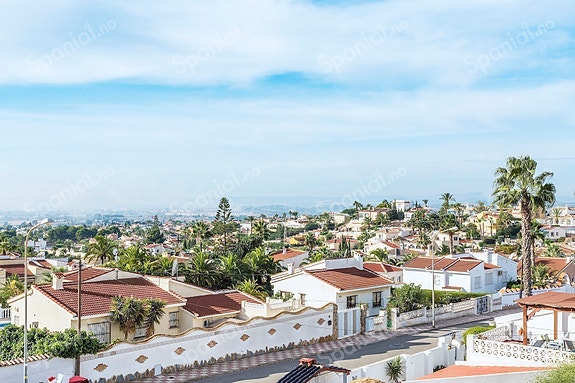 Ny villa med takterrasse - 3 soverom og 3 bad - Stor uteplass med privat basseng