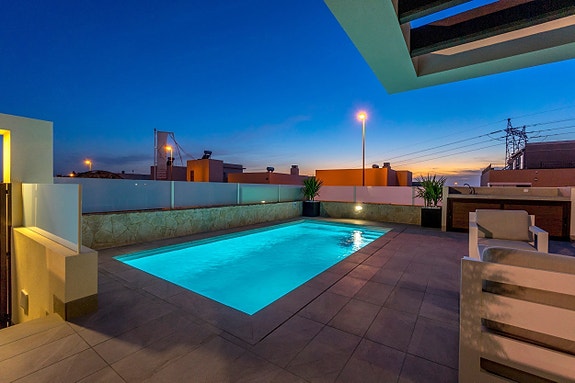 Ny villa med takterrasse - 3 soverom og 3 bad - Stor uteplass med privat basseng