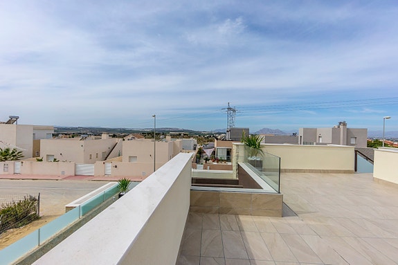 Ny villa med takterrasse - 3 soverom og 3 bad - Stor uteplass med privat basseng