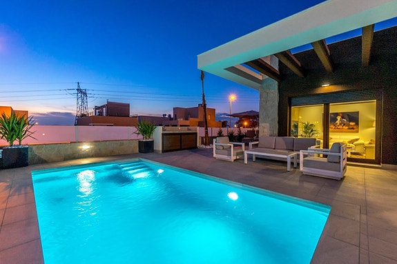 Ny villa med takterrasse - 3 soverom og 3 bad - Stor uteplass med privat basseng