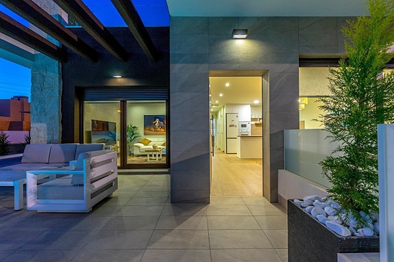 Ny villa med takterrasse - 3 soverom og 3 bad - Stor uteplass med privat basseng