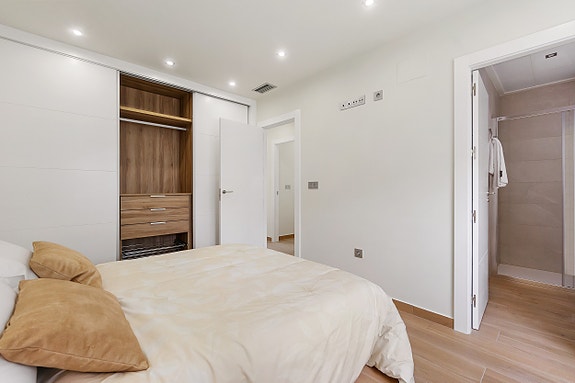 Ny villa med takterrasse - 3 soverom og 3 bad - Stor uteplass med privat basseng