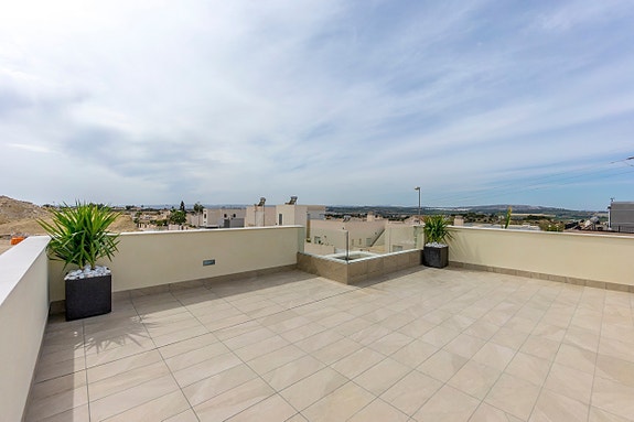 Ny villa med takterrasse - 3 soverom og 3 bad - Stor uteplass med privat basseng