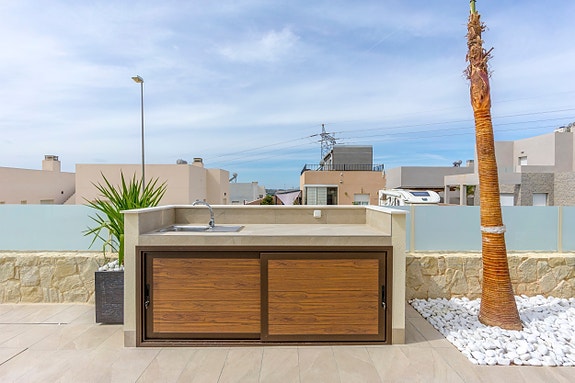 Ny villa med takterrasse - 3 soverom og 3 bad - Stor uteplass med privat basseng