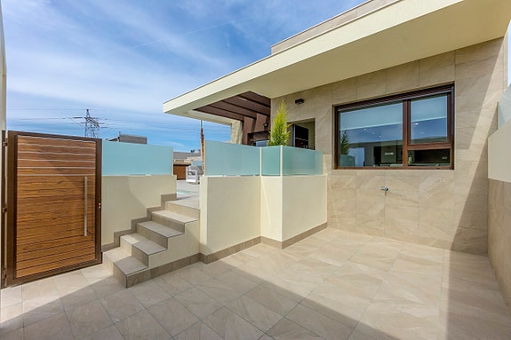 Ny villa med takterrasse - 3 soverom og 3 bad - Stor uteplass med privat basseng