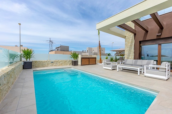 Ny villa med takterrasse - 3 soverom og 3 bad - Stor uteplass med privat basseng