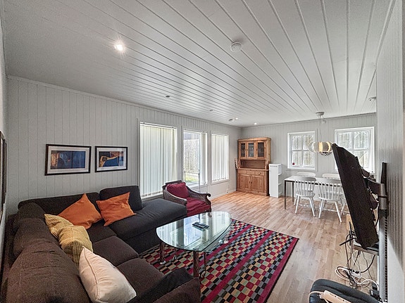 Boligen har 5 soverom av god størrelse, åpen stue og kjøkkenløsning, loftsstue, to bad og en romslig bod.