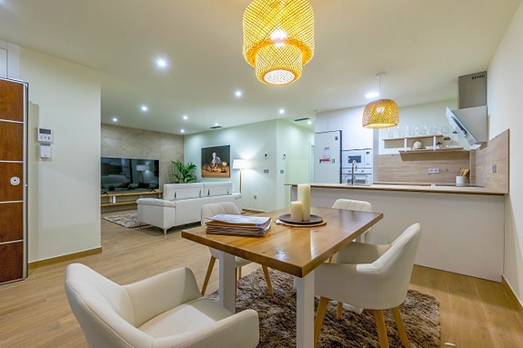 Nydelig moderne villa | 3 soverom og 2 bad | Stor uteplass med basseng