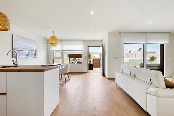 Nydelig moderne villa | 3 soverom og 2 bad | Stor uteplass med basseng