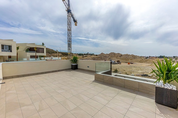 Nydelig moderne villa | 3 soverom og 2 bad | Stor uteplass med basseng