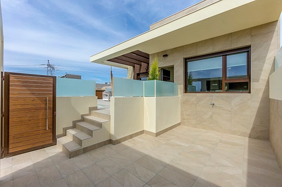 Nydelig moderne villa | 3 soverom og 2 bad | Stor uteplass med basseng