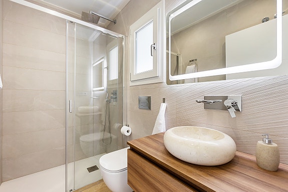 Nydelig moderne villa | 3 soverom og 2 bad | Stor uteplass med basseng