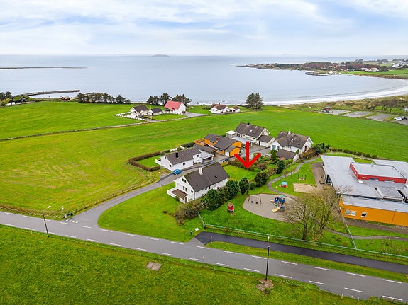 Flott og landlig beliggenhet ved Sande-stranden. Kort gangavstand til badeplasser og turområde. Ingen byggeklausel.