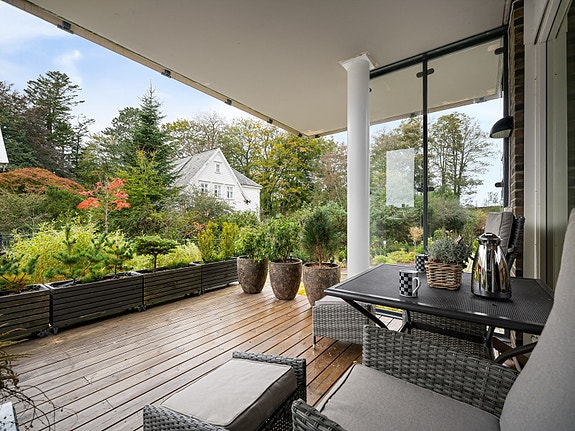 Dan Chruickshank presenterer: Sjelden selveierleilighet (128m²) med høy standard rett i Sandvedparken. 3 soverom/2 bad/vaskerom/2 terrasser. Elbil-lader.