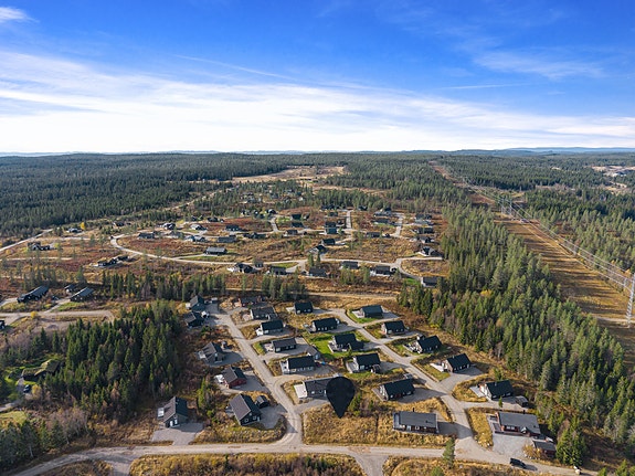 Velkommen til tomten i Bringebærstien, presentert av Inger Helene Simensen. Foto: Kim Rognmo.