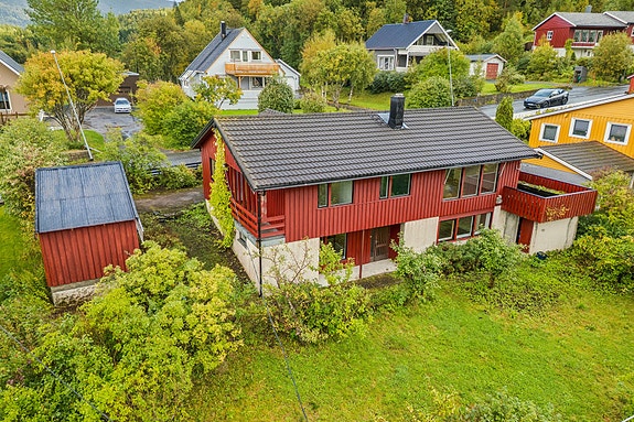 Velkommen til Snevegen 35 - En innholdsrik enebolig over to plan med oppussingsbehov og godt med hageareal.