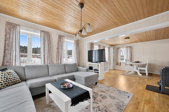 Plass for sofagruppe og spisebord i stuen