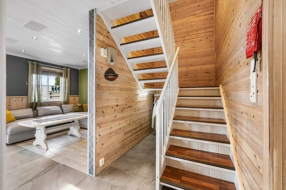 Inn fra gangen kan du enten gå til stue og kjøkkenavdeling, eller soveromsavdelingen en trapp opp.