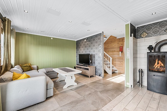 Romslig og åpen stue med god plass til både sofagruppe og underholdning.
