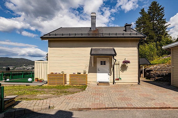 Oppkjørsel med mulighet for parkering i gårdsplassen