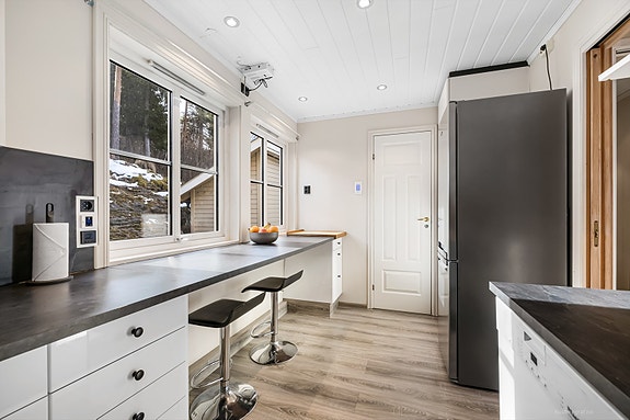 Lyst og pent kjøkken, benkeplaten og fronter er montert i 2024 - Mye benkeplass