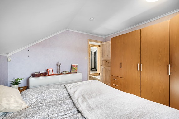 Meget god garderobeløsning med mye oppbevaringsplass.