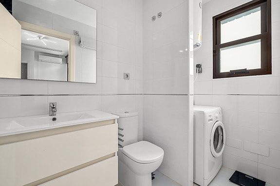 Strøken leilighet med 3 soverom og 2 bad - Privat takterrasse, solrike uteplasser og bassengområde