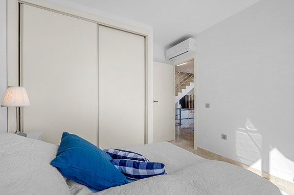 Strøken leilighet med 3 soverom og 2 bad - Privat takterrasse, solrike uteplasser og bassengområde