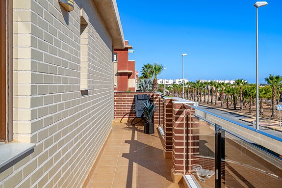 Strøken leilighet med 3 soverom og 2 bad - Privat takterrasse, solrike uteplasser og bassengområde