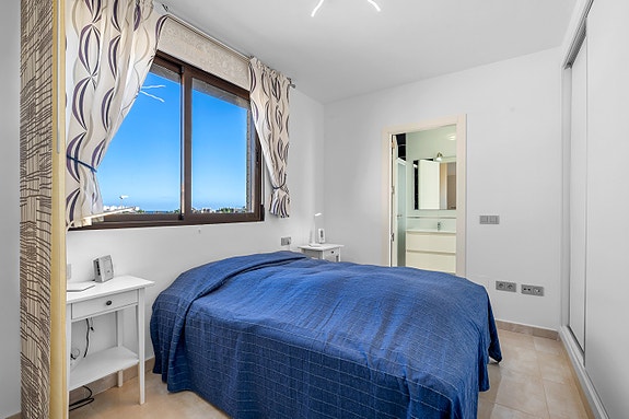 Strøken leilighet med 3 soverom og 2 bad - Privat takterrasse, solrike uteplasser og bassengområde