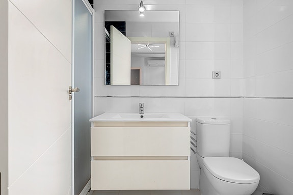 Strøken leilighet med 3 soverom og 2 bad - Privat takterrasse, solrike uteplasser og bassengområde