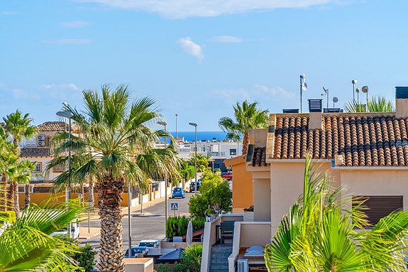 Strøken leilighet med 3 soverom og 2 bad - Privat takterrasse, solrike uteplasser og bassengområde