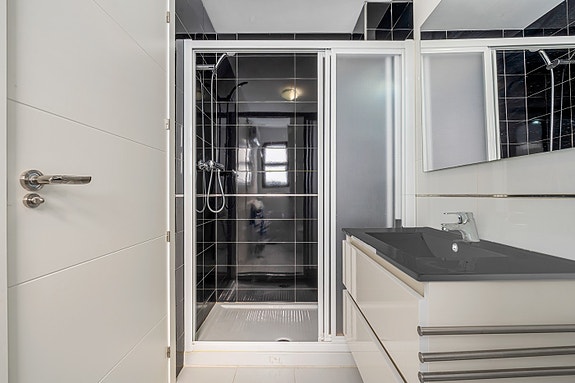 Strøken leilighet med 3 soverom og 2 bad - Privat takterrasse, solrike uteplasser og bassengområde