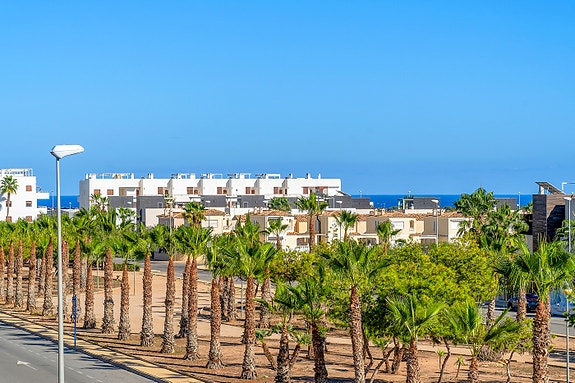 Strøken leilighet med 3 soverom og 2 bad - Privat takterrasse, solrike uteplasser og bassengområde