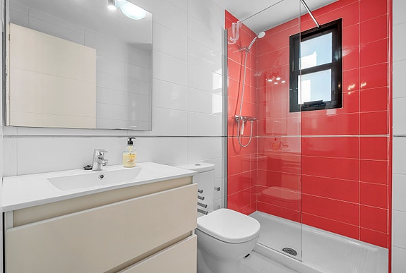 Strøken leilighet med 3 soverom og 2 bad - Privat takterrasse, solrike uteplasser og bassengområde