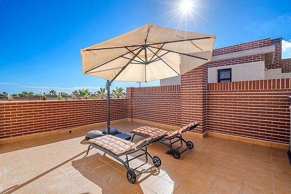 Strøken leilighet med 3 soverom og 2 bad - Privat takterrasse, solrike uteplasser og bassengområde