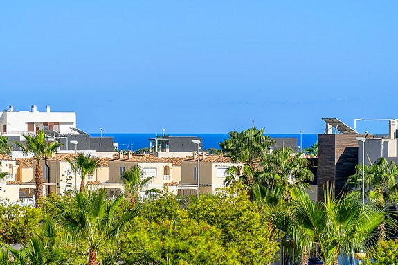 Strøken leilighet med 3 soverom og 2 bad - Privat takterrasse, solrike uteplasser og bassengområde