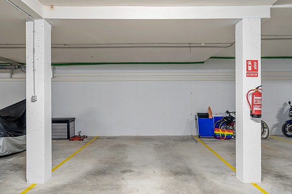 Strøken leilighet med 3 soverom og 2 bad - Privat takterrasse, solrike uteplasser og bassengområde