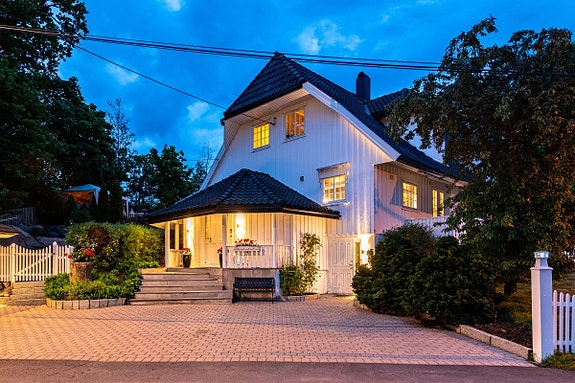 Velkommen hjem. Her ser du både hovedinngangen og utleiedelens egen inngang – elegant og praktisk. Du får også rikelig med plass til parkering, rett i innkjørselen.