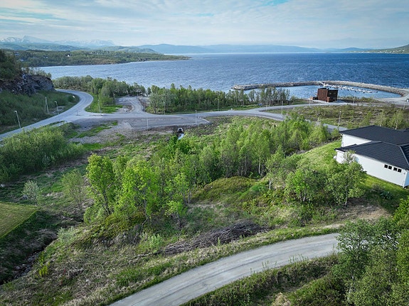 Aktiv Finnsnes presenterer Elgveien 21! Tomt med fin beliggenhet i veletablert boligfelt i Silsand Nord.
