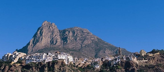 Ny eksklusiv villa i Sierra Cortina | 3 soverom og 3 bad | Stor tomt med basseng | Takterrasse og parkering