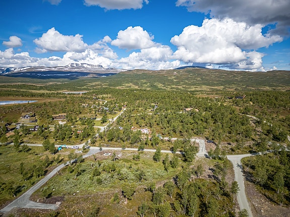 Velkommen til naturskjønne Sørøyåsen. Her har vi 7 stk. tomter fra 500m² til 1 000m², regulert til fritidsbebyggelse, for salg.